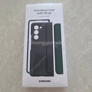갤럭시 z폴드5 스탠딩 케이스 with Strap 구매합니다