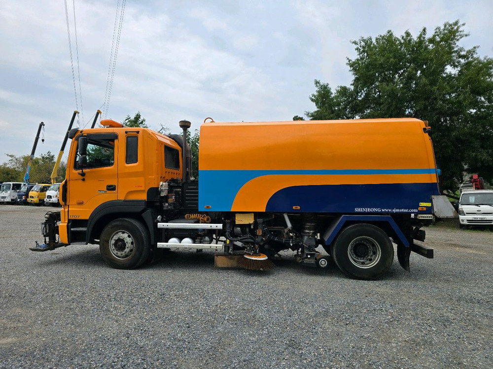 8.5톤노면청소차 3대 진공흡입청소 중고노면청소 이미지