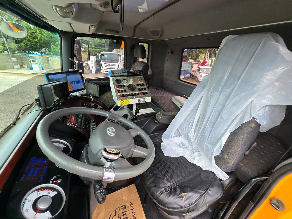 8.5톤노면청소차 3대 진공흡입청소 중고노면청소 이미지