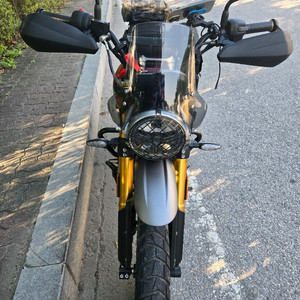 트라이엄프 스크램블러 400 X 오토바이 이미지