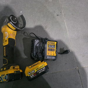 디월트충전그라인더팝니다