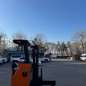 [초강추매물]2.5톤두산입식지게차/자동발/리튬배터리/레드라인/20년식 풀옵션!