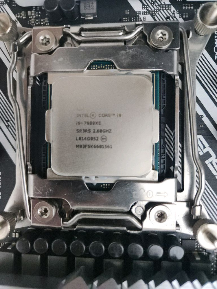 인텔 i9-7980XE CPU + ASUS X299PRIME--1