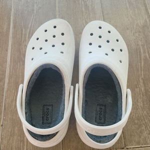 크록스 클래식 라인드 라인 j3사이즈 팝니다