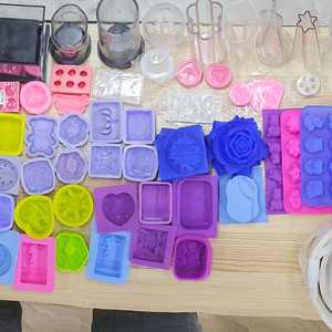 캔들,석고,비누용 몰드와 장식용 꽃과 참 이미지