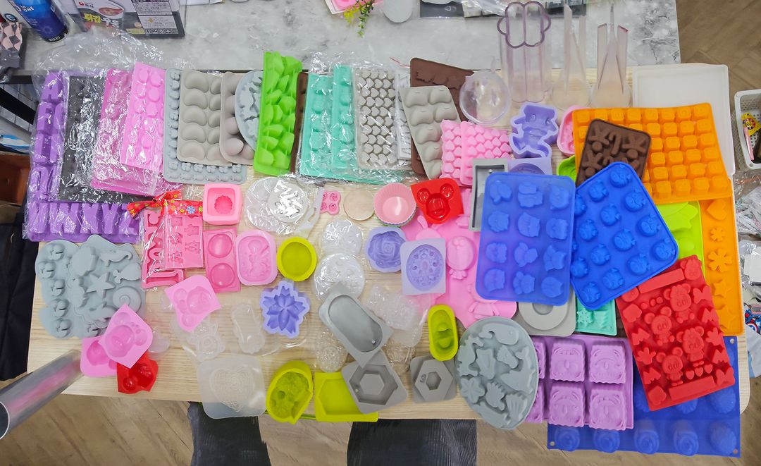 캔들,석고,비누용 몰드와 장식용 꽃과 참 이미지