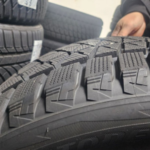 고성능 스노우 타이어 275 50R22 (블리작) 이미지