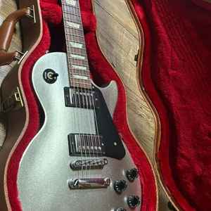 깁슨 레스폴 스튜디오 T 2016년식 실버펄 판매합니다.