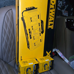 디월트 4구 충전기 dcb104 미개봉품