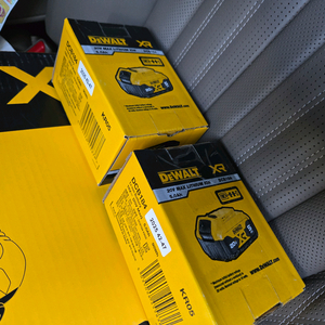 디월트 20v 5ah 배터리 미개봉품 2개 일괄