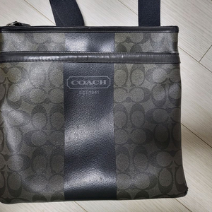 코치 시그니처 남성 크로스백