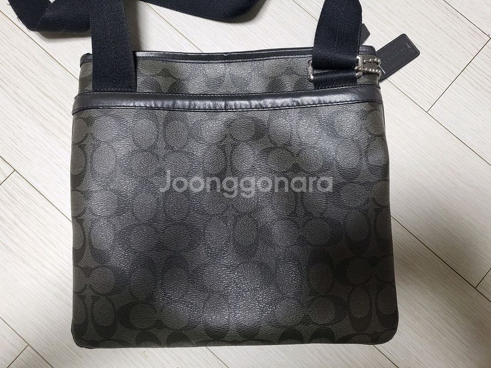 코치 시그니처 남성 크로스백--1