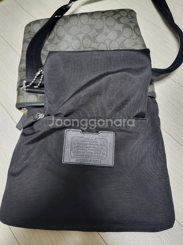 코치 시그니처 남성 크로스백--2