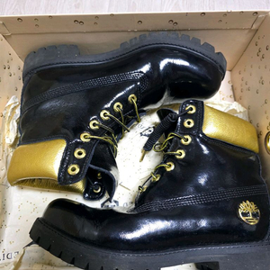 팀버랜드 6인치 한정판 에나멜 블랙 레더부츠(260)