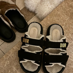 디올 시어링 액트 뮬 슬리퍼 36사이즈