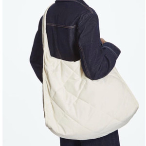 코스 다이아몬드 퀼티드 오버사이즈 식빵백 크림색 새상품