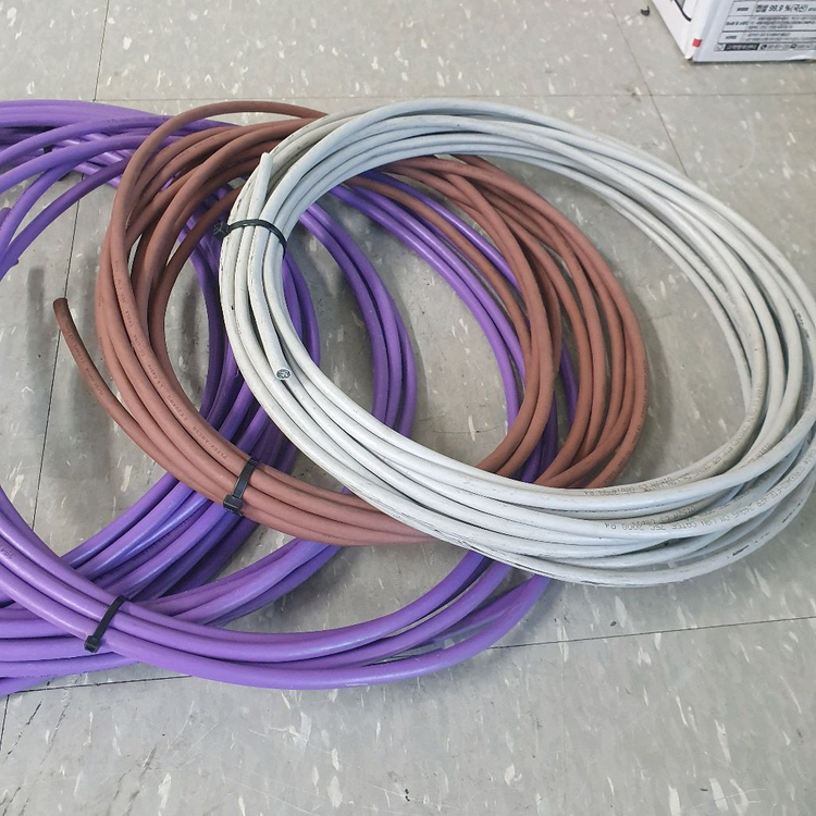 각종 통신용 케이블 일괄 이미지