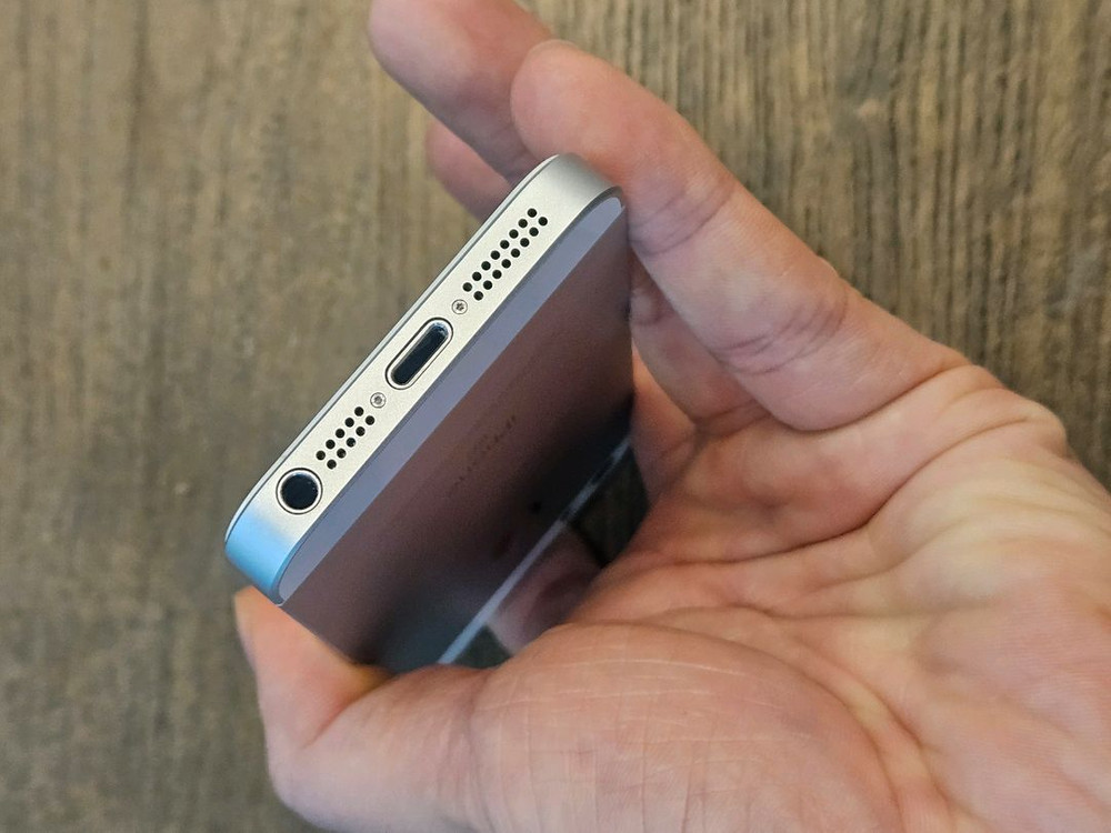 [새상품급/순정] 아이폰se1 실버 128g 무음카메라 배터리100--5