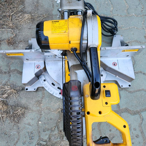 디월트 슬라이딩각도절단기 DWS780 팝니다 이미지