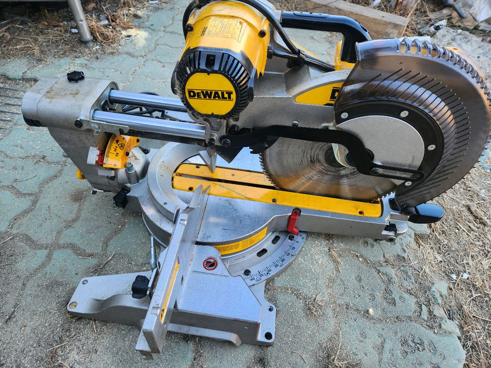 디월트 슬라이딩각도절단기 DWS780 팝니다 이미지