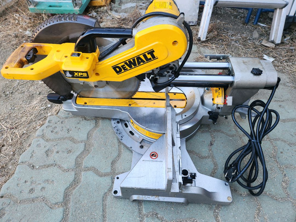 디월트 슬라이딩각도절단기 DWS780 팝니다 이미지