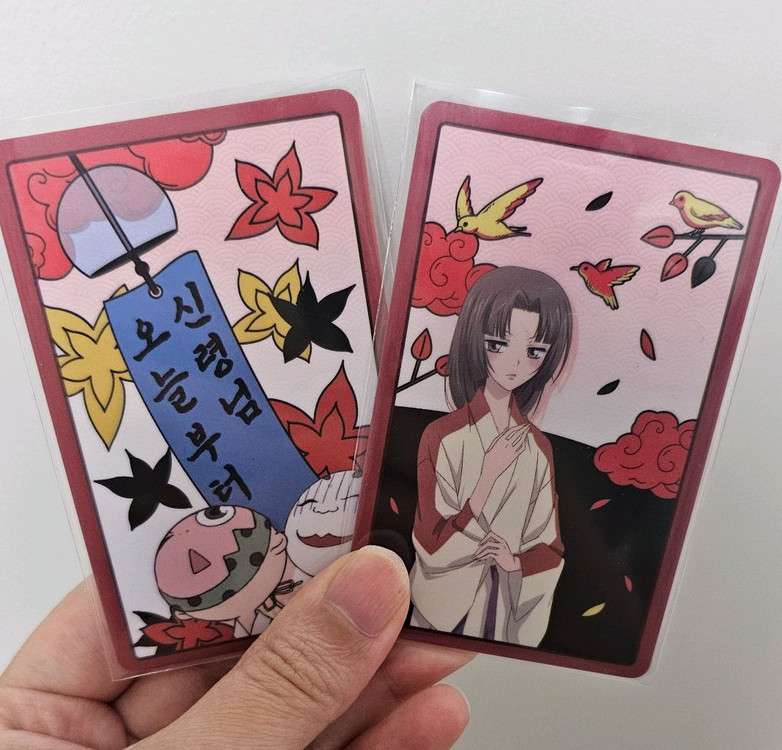 [급처]오늘부터 신령님 토모에 나나미 스탠드+유키지 오니기리 아크릴 포카--1