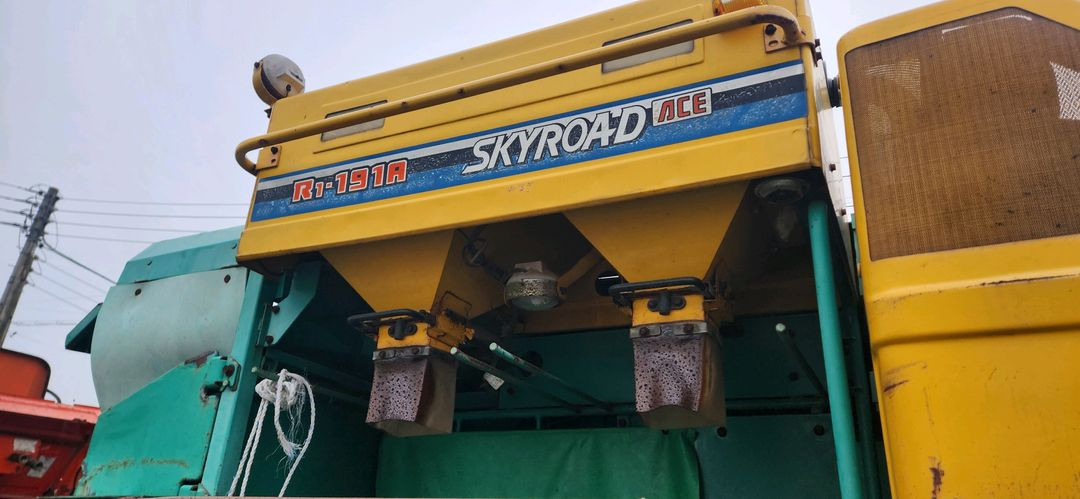 장기간 방치한 대동 2조식 콤바인 운반차 R1-191R--1