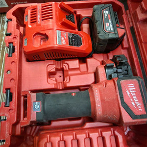 밀워키 18V 충전식 전산볼트 커터