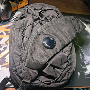 씨피컴퍼니 C.P. 컴퍼니 나일론 B 렌즈 크로스백 블랙 - 25FW