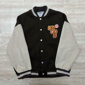 언체인드 스튜디오 자수 로고 스타디움 바시티 자켓 [브라운] L/100