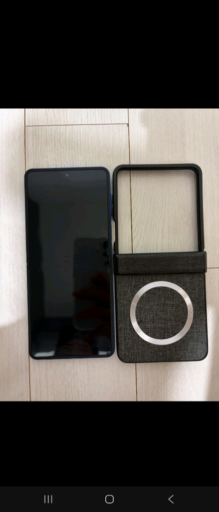 갤럭시 Z플립7 256GB 신품급--1