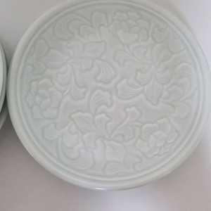 광주요 음양각 목단문 백자 접시 이미지