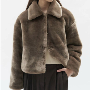 커렌트 크롭 퍼 무스탕 자켓 브라운