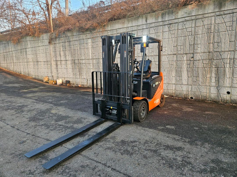 (중고지게차) 두산 B25NS 전동좌식 2.5톤 지게차 (3단, 4스플,사이드쉬프트--1