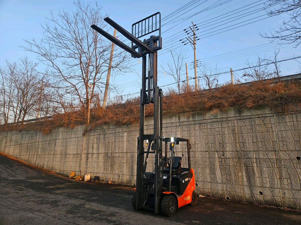 (중고지게차) 두산 B25NS 전동좌식 2.5톤 지게차 (3단, 4스플,사이드쉬프트--2