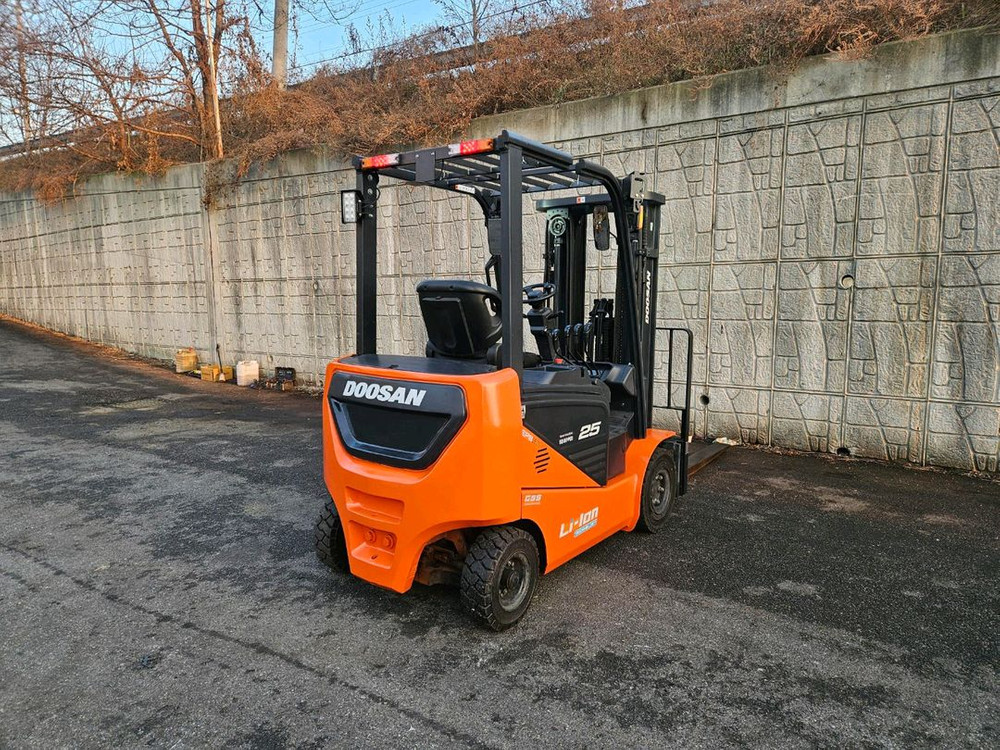 (중고지게차) 두산 B25NS 전동좌식 2.5톤 지게차 (3단, 4스플,사이드쉬프트--3