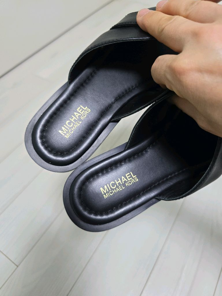 마이클코어스 슬리퍼 220 가죽 두번신음 운포--6