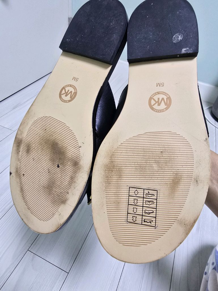 마이클코어스 슬리퍼 220 가죽 두번신음 운포--7