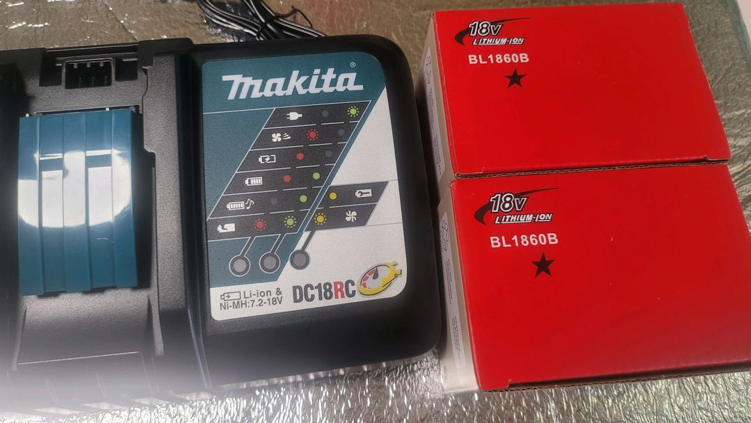 마끼다 고속충전기 배터리 팝니다--2