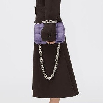 보테가베네타 체인 패딩 카세트백 네로--1