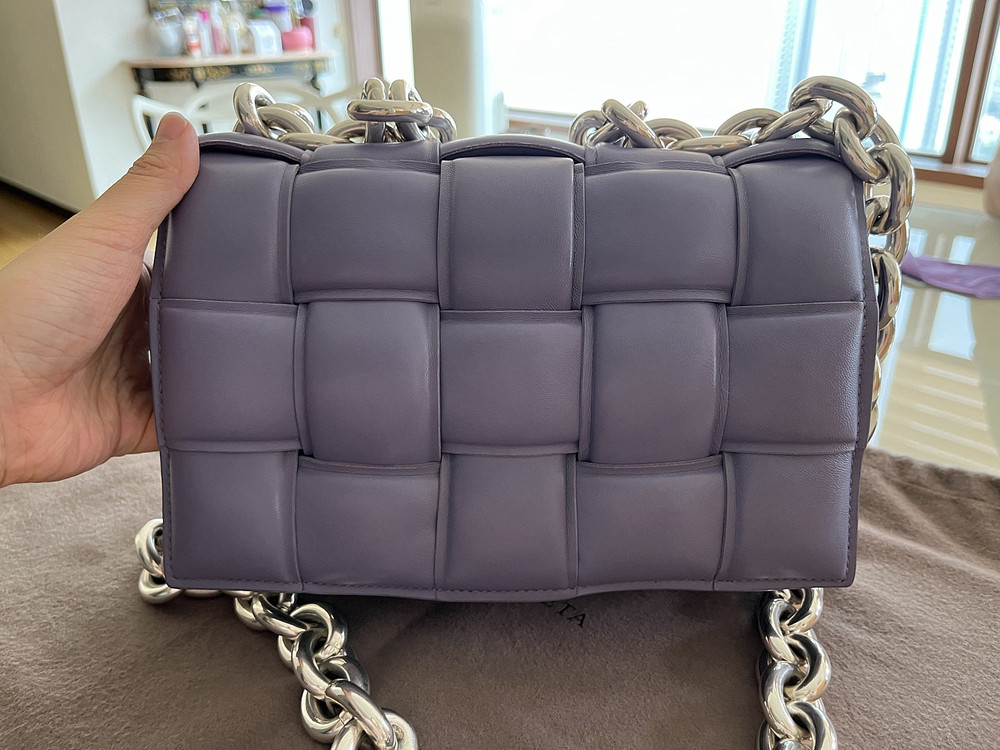 보테가베네타 체인 패딩 카세트백 네로--4