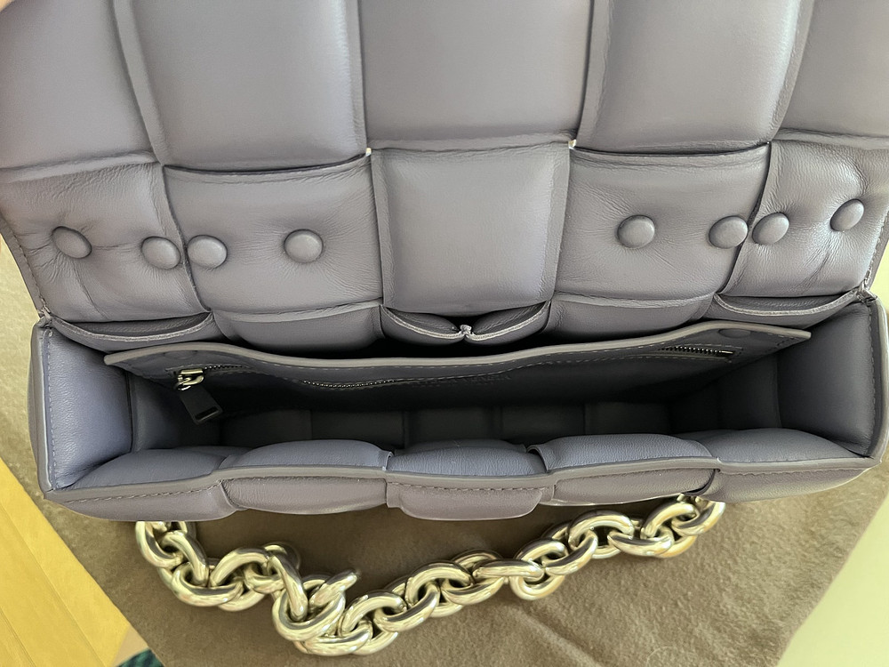 보테가베네타 체인 패딩 카세트백 네로--8