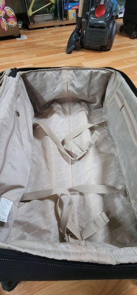 당액스명품 피에르가르댕 정품 중형 캐리어(시건장치 완벽)개인사정으로 가족들이 여행을 못가게되서 판매합니다.[상품 설 이미지