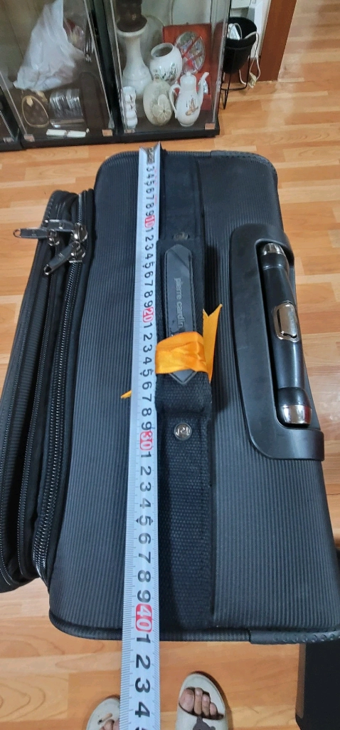 당액스명품 피에르가르댕 정품 중형 캐리어(시건장치 완벽)개인사정으로 가족들이 여행을 못가게되서 판매합니다.[상품 설 이미지