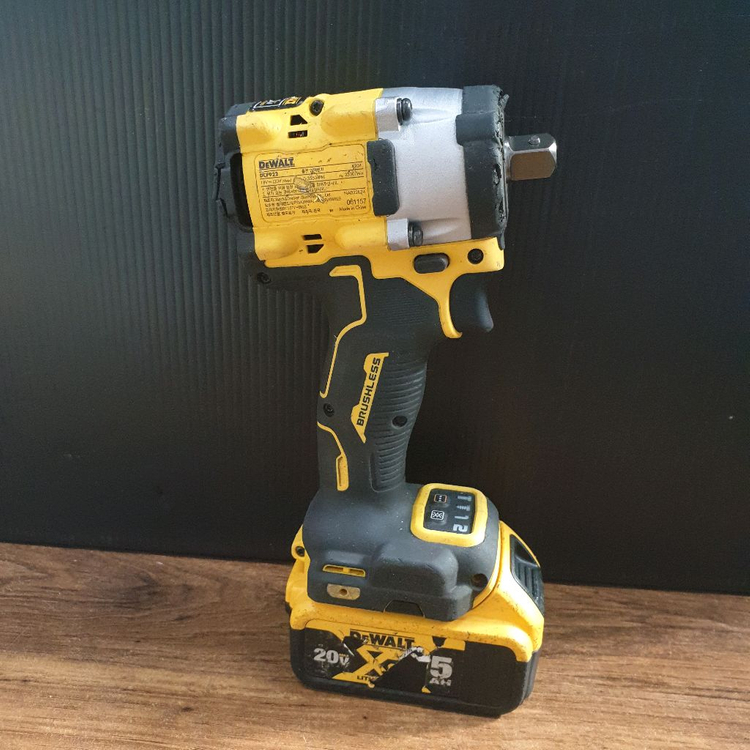 디월트 충전 임팩 렌치 DCF922 배터리포함--2