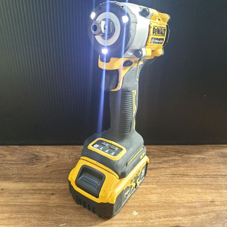 디월트 충전 임팩 렌치 DCF922 배터리포함--4