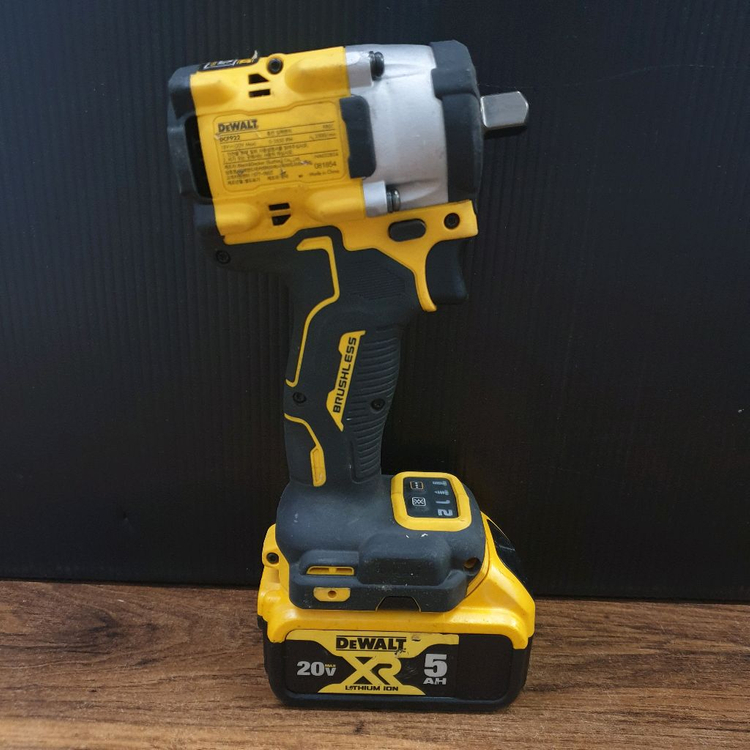 디월트 충전 임팩 렌치 DCF922 배터리포함--2