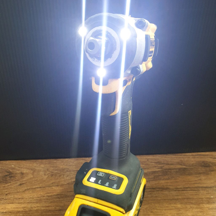 디월트 충전 임팩 렌치 DCF922 배터리포함--4