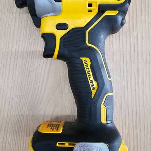 디월트 DCF887 임팩드릴 본체만 팝니다.