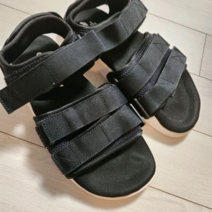 아디다스 아딜렛 샌들 2.0 사이즈245바닥면 오염외에는 새거처럼 깨끗해요^^